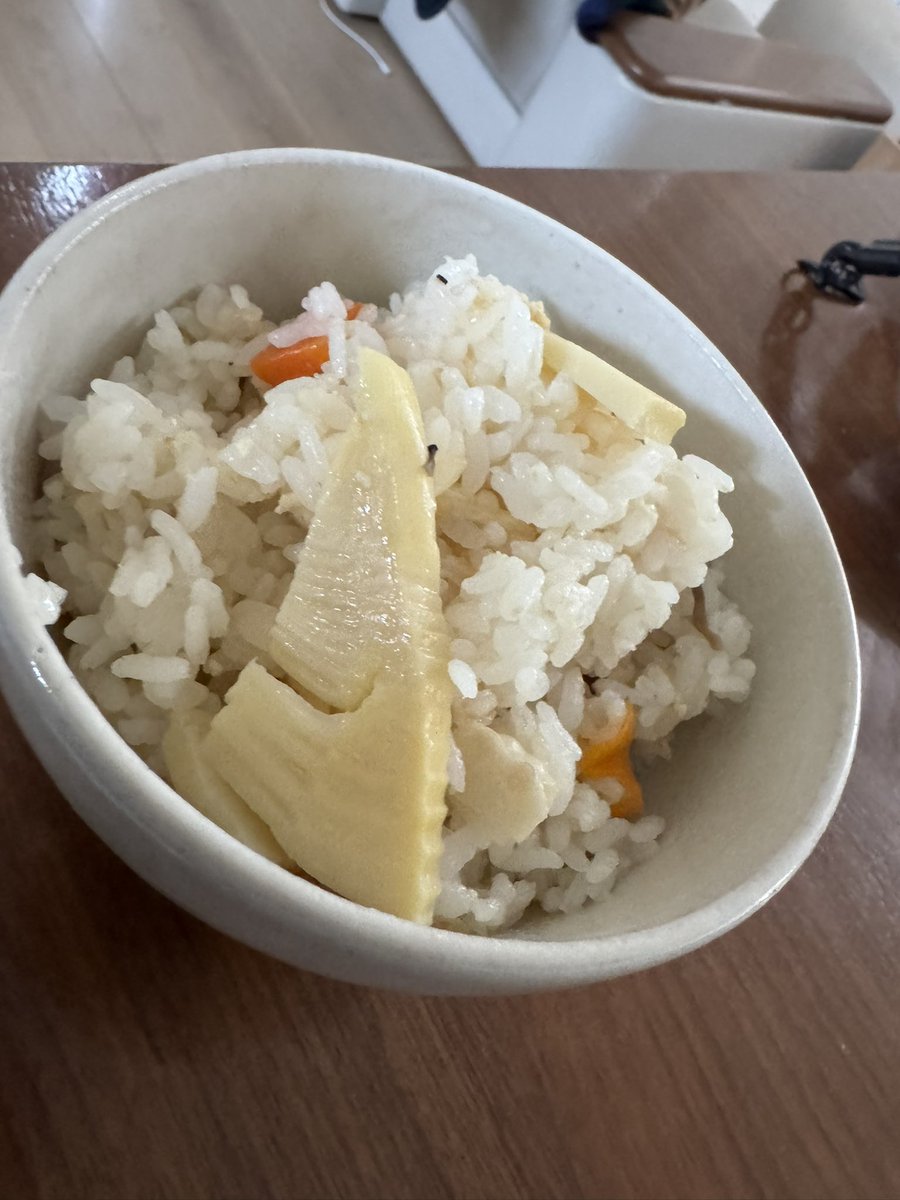 筍ご飯！！
しめじ
にんじん
油揚げ
味付けは白だしの素
そして追い茅乃舎の出汁パック
筍には鰹節がめっちゃ合うので強めの出汁にすると薄味でも味的に満足します。

まさに旬の味！筍ご飯