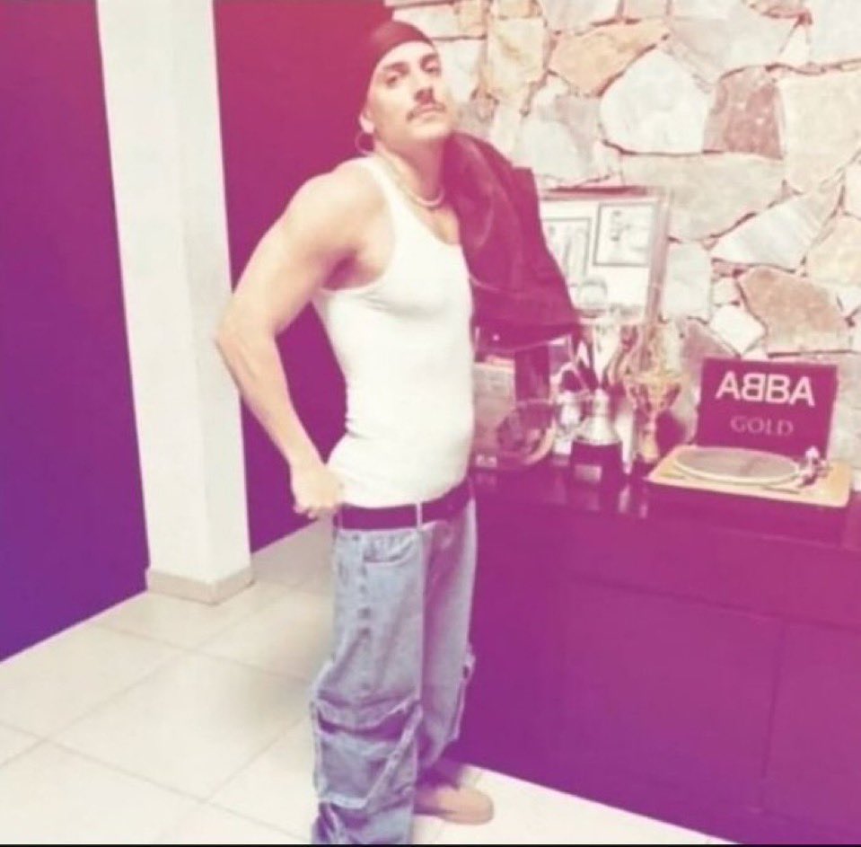 corte q hay un cumpleaños en mi casa en este mismo momento y con papá nos encerramos a ver el partido vamos a salir asi
