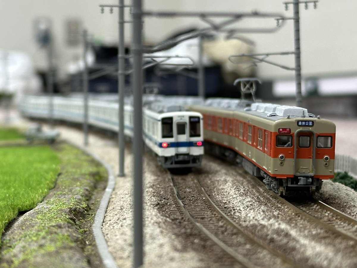 KaisokuKeihin's tweet photo. 東武8000系8148F。
今年3月発売の東上線/野田線セットからサハ8700・モハ8800を組み込み、5年越しに車両代用を解消しました。1994年修繕の8148Fと組むにあたり、ベンチレーターを増設しています。

これもそいっしゅさん持ち込みの田んぼモジュールを走行。
村野さん制作の8111Fと共演。 https://t.co/p8WWYz7cWT
