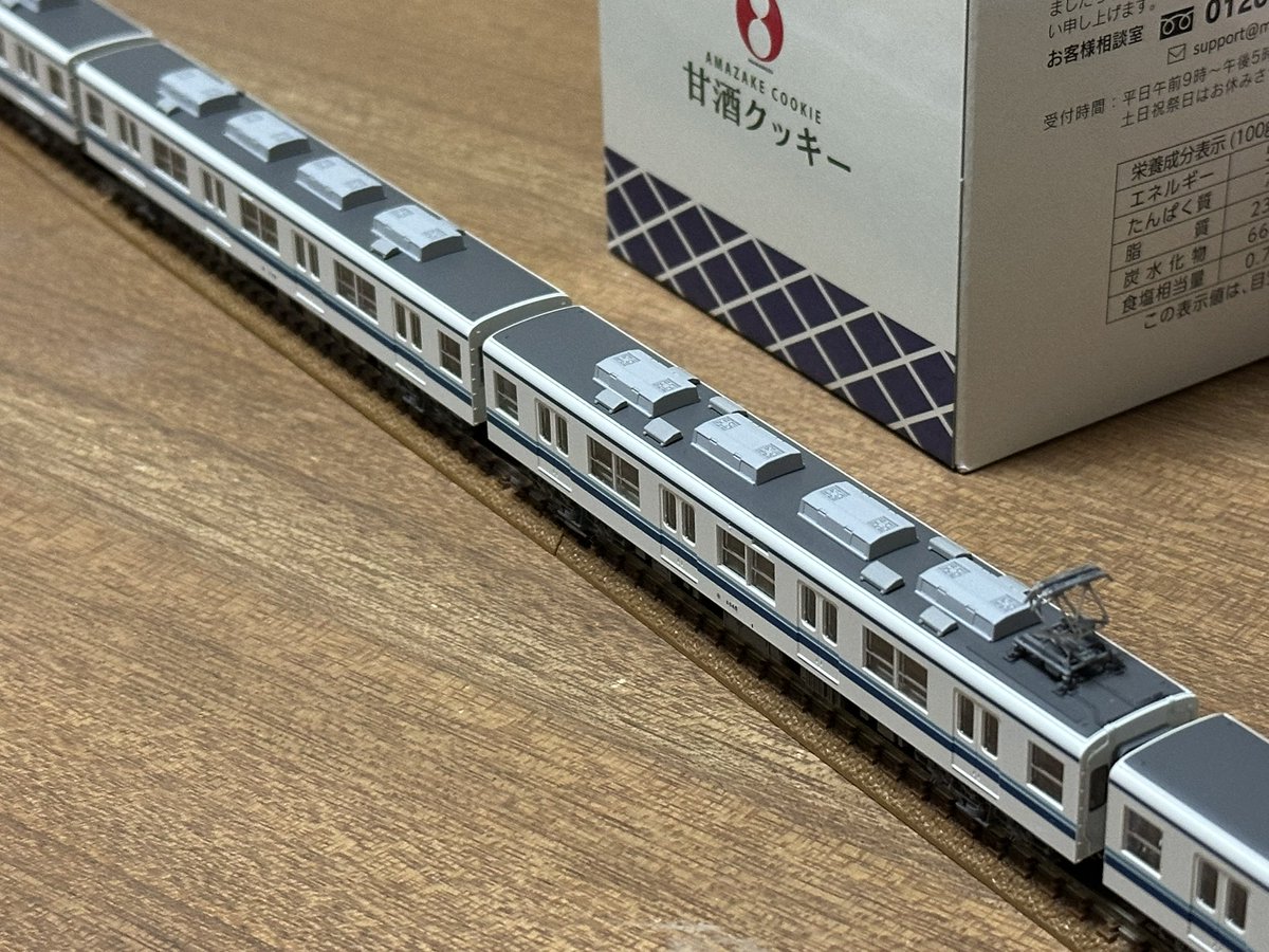 KaisokuKeihin's tweet photo. 東武8000系8148F。
今年3月発売の東上線/野田線セットからサハ8700・モハ8800を組み込み、5年越しに車両代用を解消しました。1994年修繕の8148Fと組むにあたり、ベンチレーターを増設しています。

これもそいっしゅさん持ち込みの田んぼモジュールを走行。
村野さん制作の8111Fと共演。 https://t.co/p8WWYz7cWT