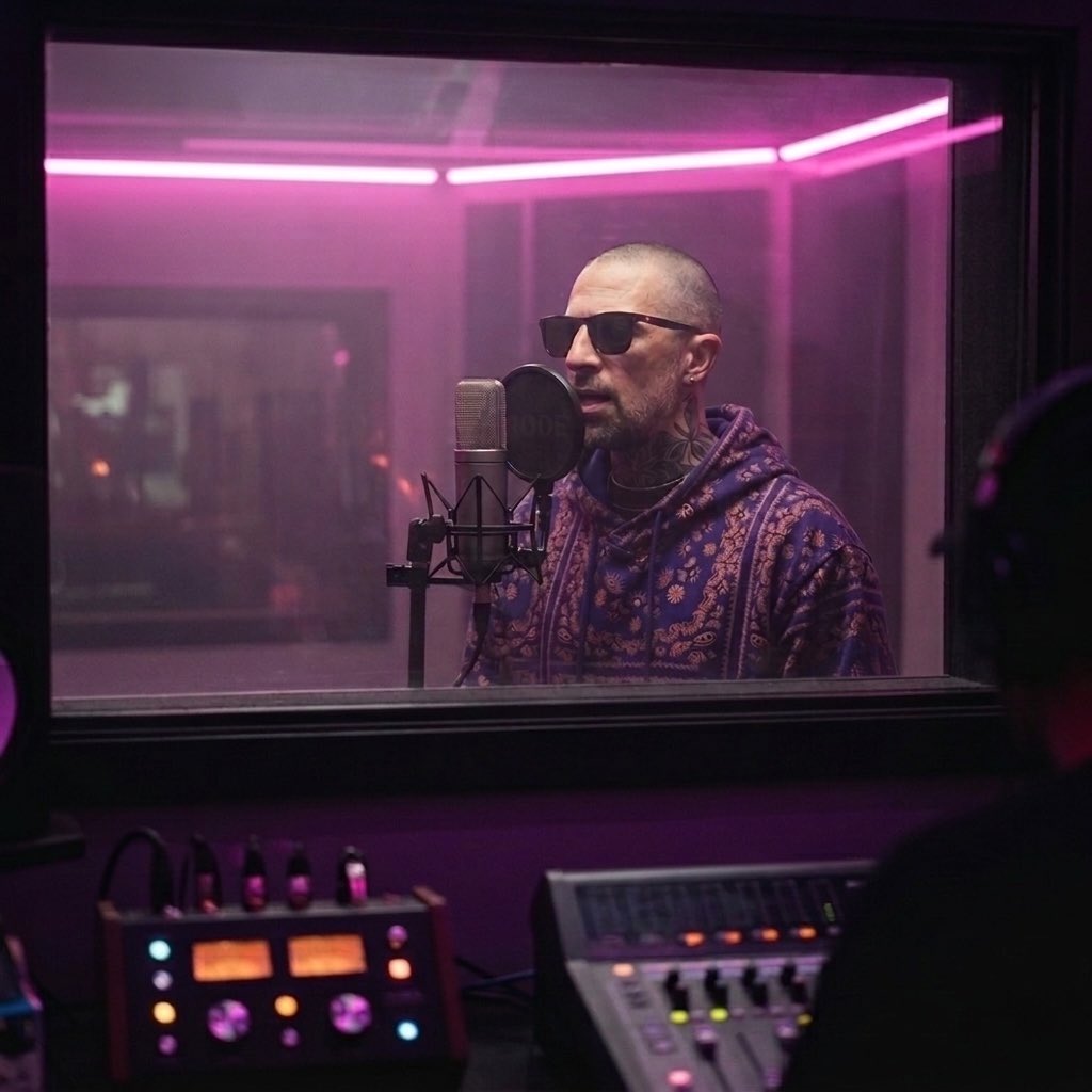 Unkonfined tweet media