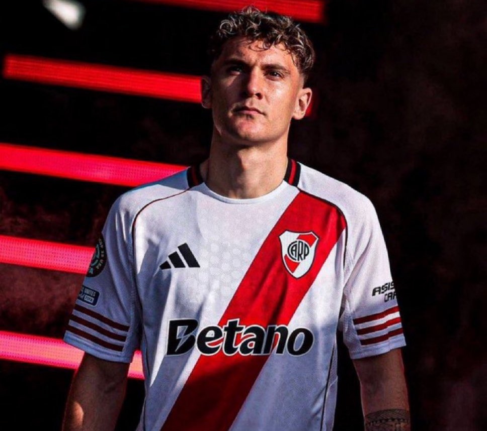 El ídolo de ustedes. 3 años y medio en el Club. Jamás metió un gol importante. Jamás apareció en las difíciles. 0 goles ante Boca. No ganó nada en el Club. Sigan festejando goles q Banfield. Colidio no puede jugar más en River.