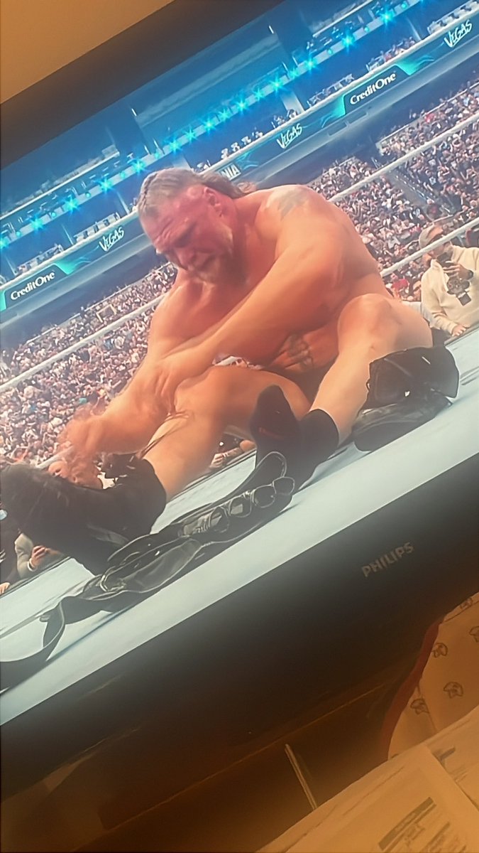 CrazyBoyOM's tweet image. Lesnar en larmes et qui enlève toute sa tenue pour #Retraite ? Lui aussi #Wrestlemania  #WRESTLEMANIA42 @NetflixFR #WWE L