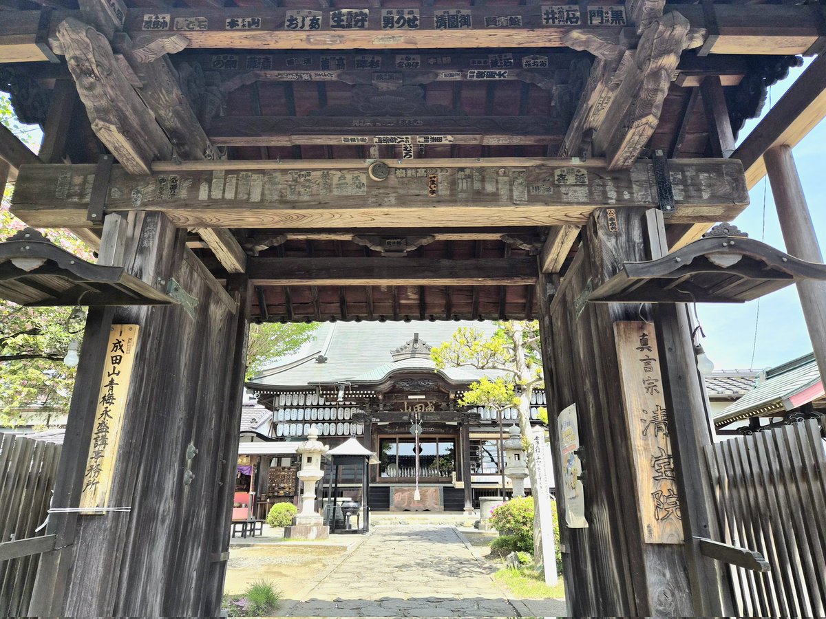 清宝院の書入れを待つ間に清宝院境内の
寺カフェ【ニウギニ
NIUGINI】へ……

御朱印を２種書入れをお願いしました

他を巡る間に書入れて下さるというので、最後に戻り受け取りました

今回は時間がなかったのでカフェは利用しなかったのですが快くお受けして頂き感謝です🙏

#ニウギニNIUGINI