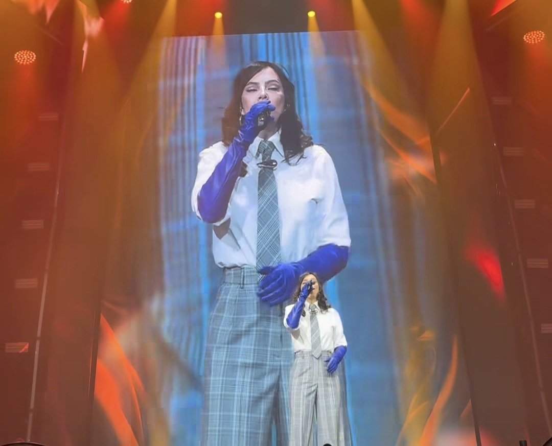 ekguner's tweet image. İşten gelir gelmez sabahtan biriken bulaşıklara girişen anne kombini @EbruGundes 
#ibrahimtatlıses #saygı #moda #kombin #kostüm