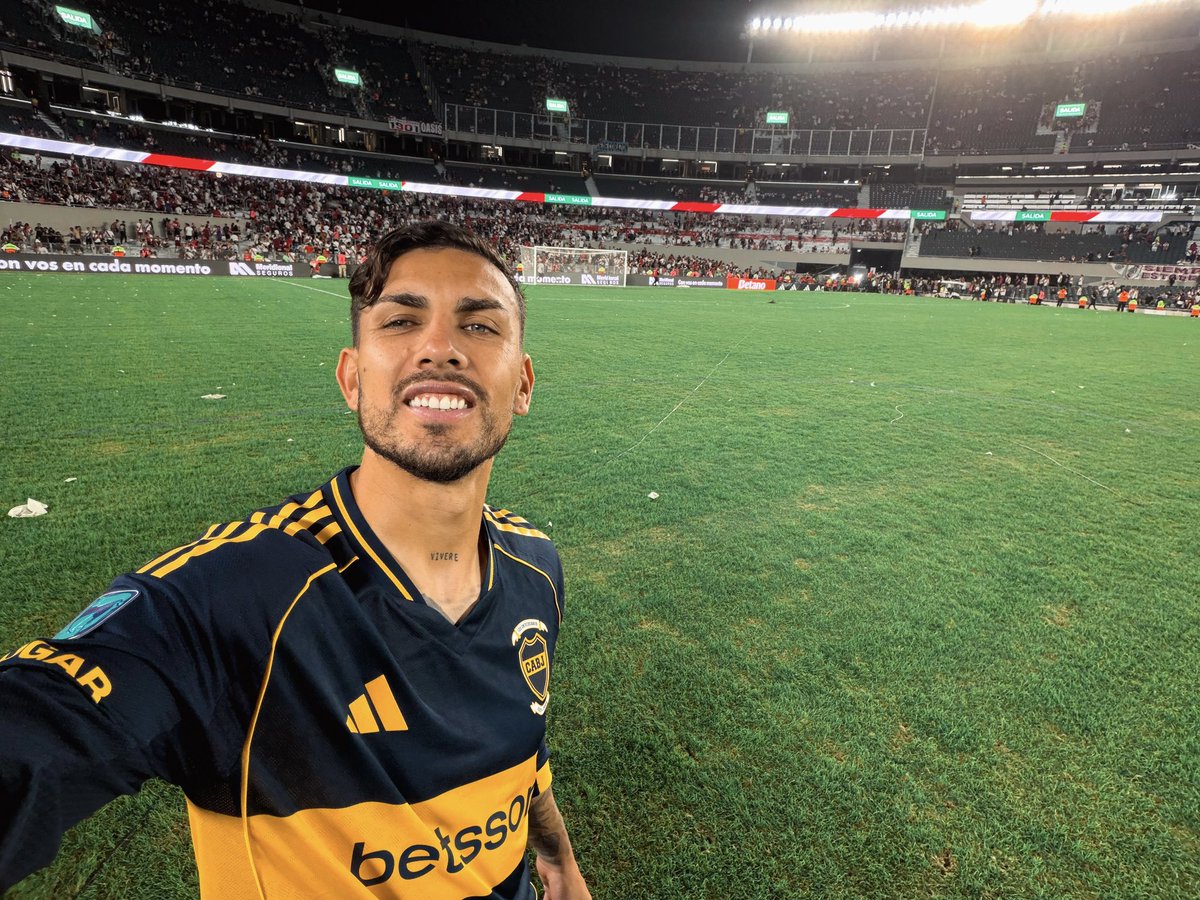 PlanetaBoca's tweet photo. 😍 Volvió a Boca, le ganó dos veces a River, les hizo un gol, les tiró el Topo Gigio y la historia encima. Leandro Paredes. Los tiene de hijos. https://t.co/mqv2Zommrd