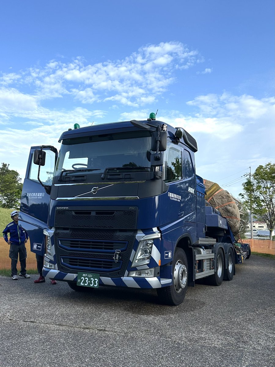 本日、大阪・関西万博のシグネチャーパビリオン「 Dialogue Theater -いのちのあかし -」のシンボルツリーのイチョウが、泉佐野市の丘陵緑地に来てくれました。
これから建て込み作業かわ始まります。
ちなみに、この車は、新幹線を運ぶトレーラーだそうです。