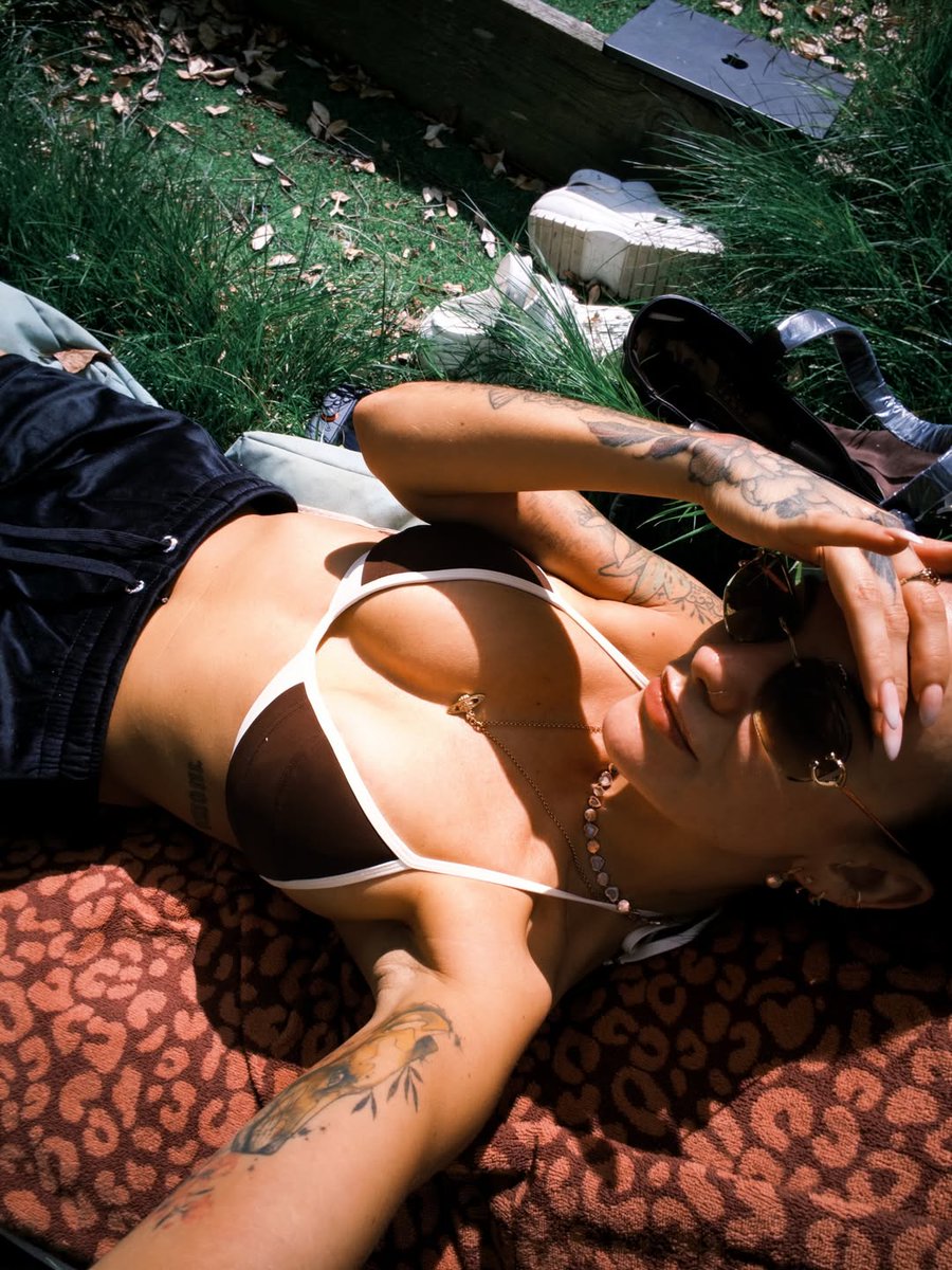 CelebritesFan's tweet image. L'éblouissante #Maghla profite de ses vacances en plein soleil exposant ses atouts les plus majeurs sans la moindre pudeur #Twitch #Influenceuse #DALS 🍒🥵🔥