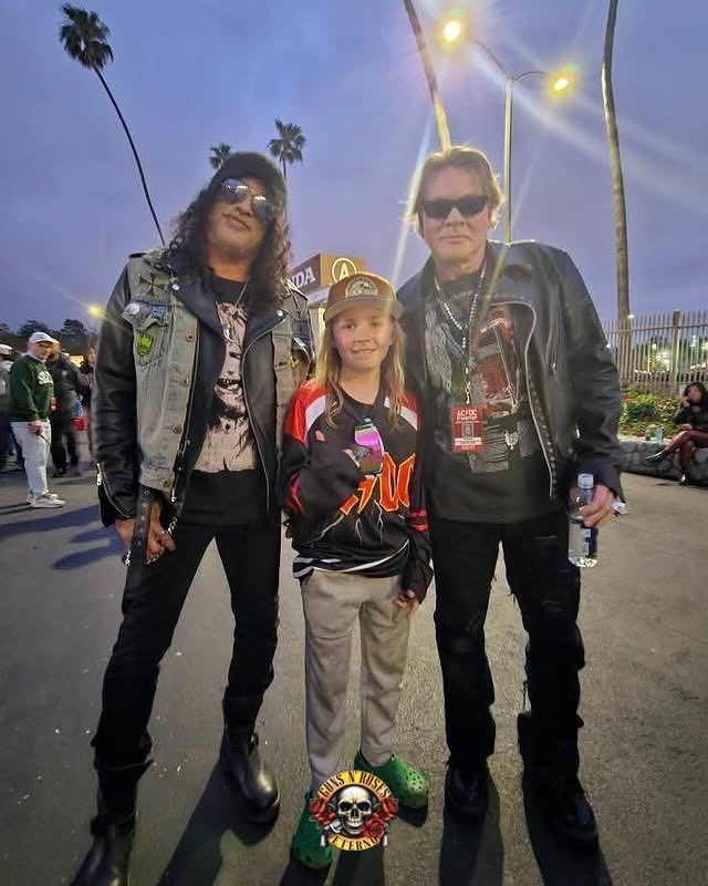 gnreternobr's tweet image. Slash e Axl Rose estiveram presente na plateia no show do AC/DC, no Rose Bowl Stadium, Pasadena, CA, em 18/04/2025 🇺🇸

Fãs sortudos conseguiram fotos com os caras 👏

📷 Jake Brummer (Facebook) / crédito ao dono / @ trumpet.ninvarit

#gunsnroses #axlrose #slash