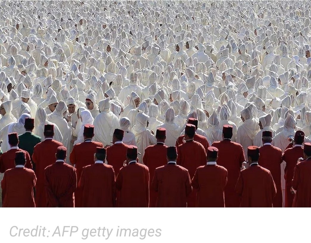 مفارقة بصرية قوية، فبينما تُهدم الجدران العتيقة بدعوى "العصرنة" وتُنفى الأجساد إلى هوامش موحشة كـ "أولاد بوعزيز" ، نجد صُناع القرار من المخزن متمسكين بمشهدية بصرية ضاربة في القدم
#Morocco