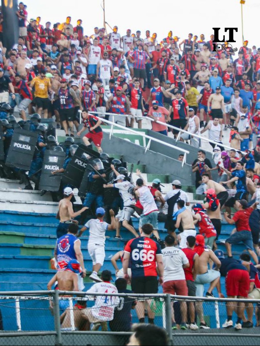 TribunaParaguay's tweet photo. Violencia y familias en peligro 🏟️💔

Lo que debía ser una fiesta deportiva se vio empañada por gravísimos disturbios protagonizados por barras bravas en Gradería Norte. Las imágenes captan momentos de terror donde mujeres, niños y familias enteras quedaron atrapados en medio del caos.

La violencia, una vez más, golpea al fútbol paraguayo. 

#LaTribuna #LaTribunaParaguay