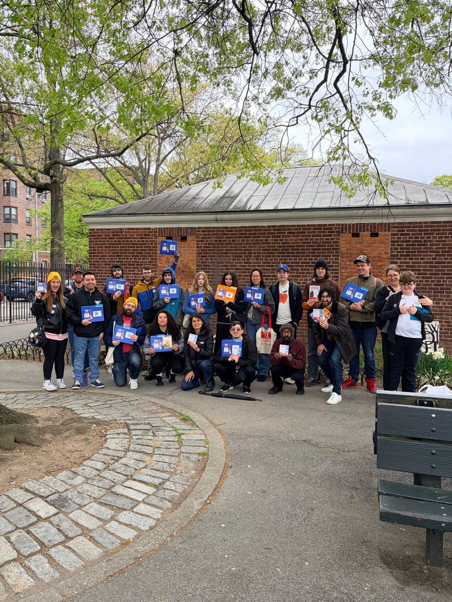 A little rain doesn’t keep Sunnyside away!

@ClaireForNY <a href="/AberKawas/">Aber Kawas</a> <a href="/Samantha4Queens/">Samantha Kattan</a>