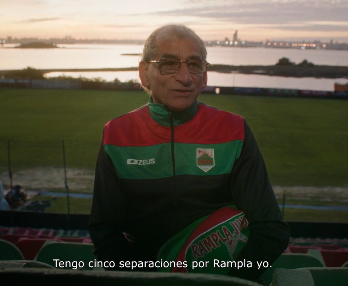 elenacdem's tweet photo. alguien puede pensar en este de la publicidad del “seguro del hincha” ? 
si el tipo gana plata por cada vez que pierde su equipo, ya se compró un auto nuevo mínimo. https://t.co/XdCCig6bcM