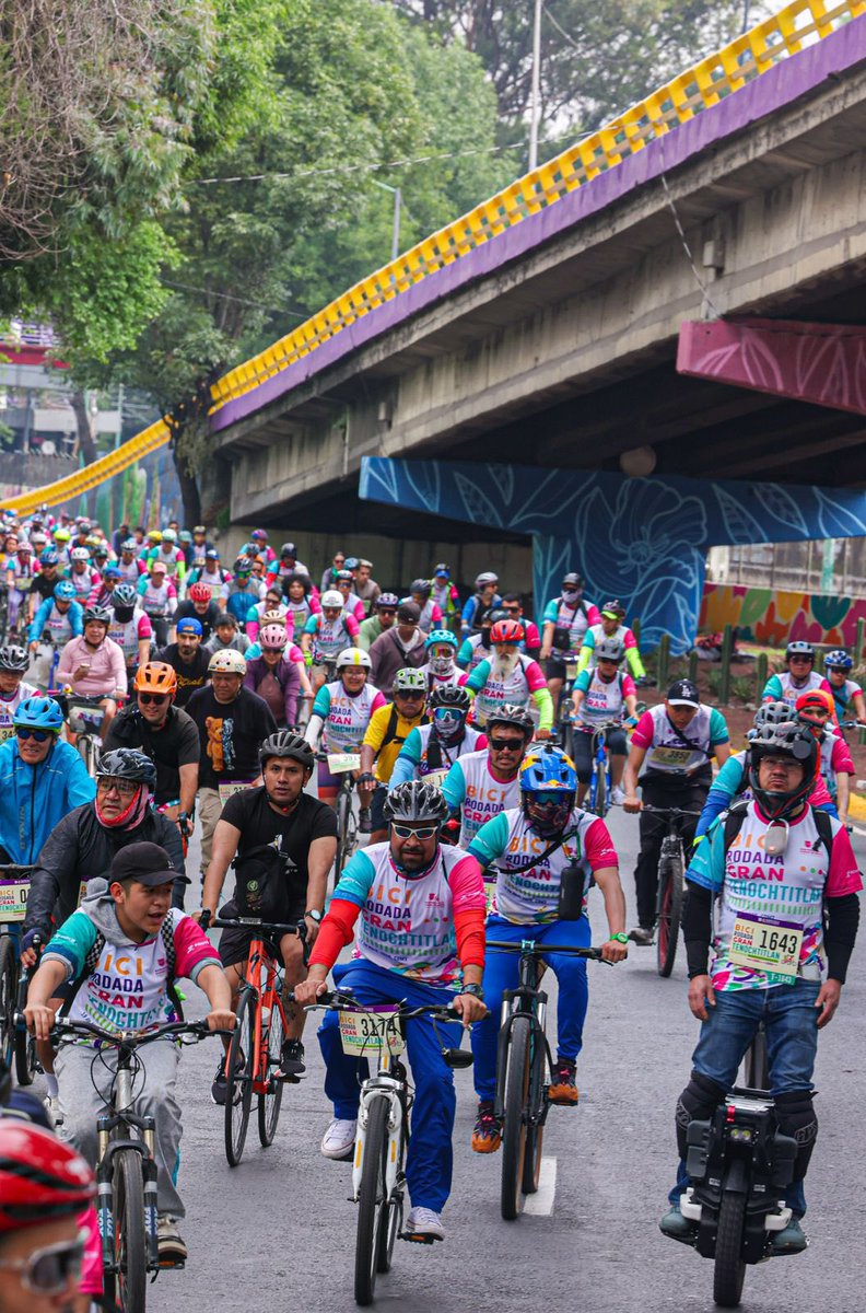 Javier_Hidalgo's tweet photo. ¡Hoy no solo rodamos, hoy hicimos historia!

Qué gran domingo vivimos miles de ciclistas llenamos las calles y rodamos junt@s por la Ciclovía Gran Tenochtitlán desde el Zócalo, por toda la calzada de Tlalpan hasta llegar al Kiosko Huipulco 

Hoy demostramos que el espacio público también es nuestro y que la ciudad se puede disfrutar en bici