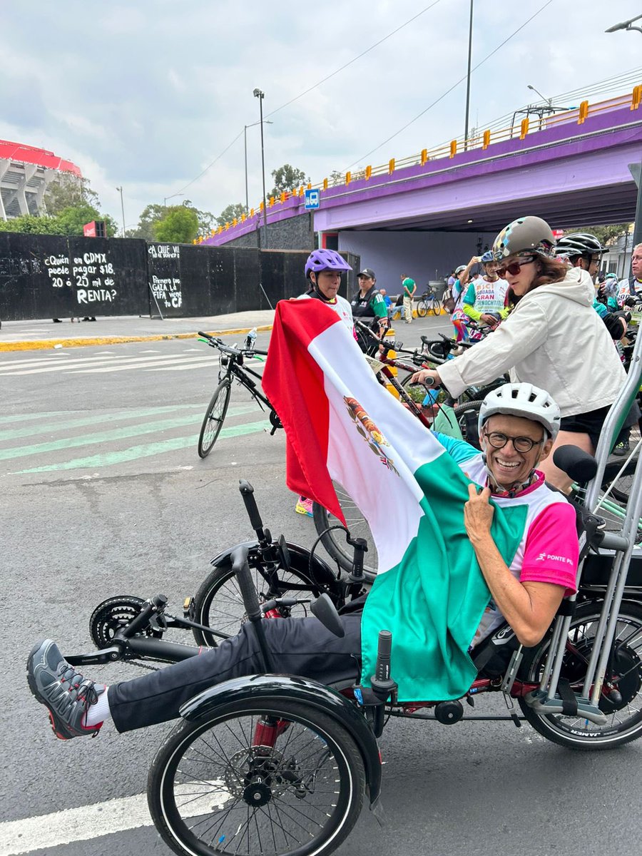 Javier_Hidalgo's tweet photo. ¡Hoy no solo rodamos, hoy hicimos historia!

Qué gran domingo vivimos miles de ciclistas llenamos las calles y rodamos junt@s por la Ciclovía Gran Tenochtitlán desde el Zócalo, por toda la calzada de Tlalpan hasta llegar al Kiosko Huipulco 

Hoy demostramos que el espacio público también es nuestro y que la ciudad se puede disfrutar en bici