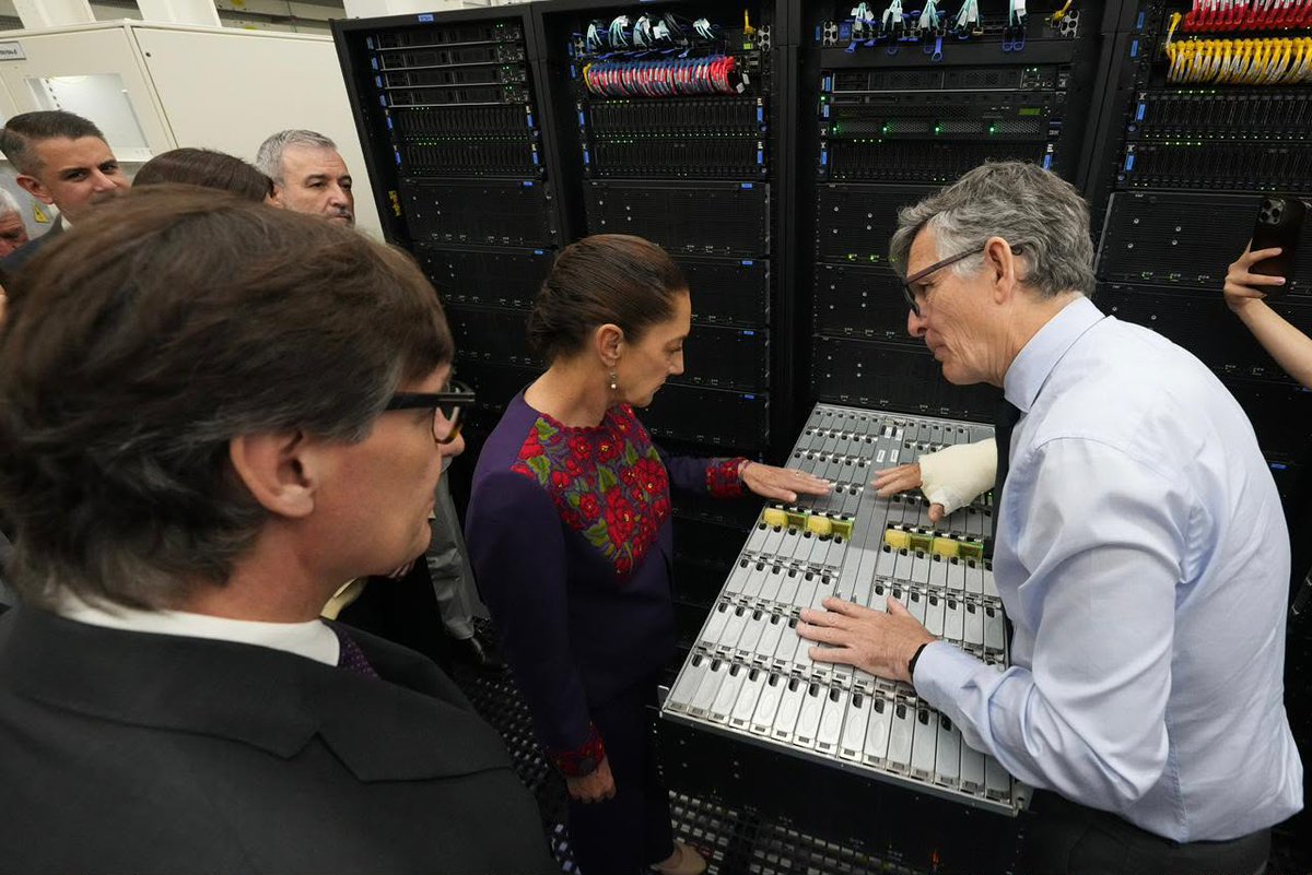 OliviaSalomonV's tweet image. La Presidenta @Claudiashein visitó el Centro Nacional de Supercomputación de #Barcelona, con quienes el @GobiernoMX colabora en el proyecto #Coatlicue, la #supercomputadora mexicana. 🖥️🇲🇽

México construye firme su camino al futuro tecnológico.