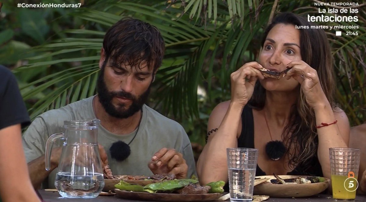 Estas dos personas están viendo a una chica que sabe que está con muchísima hambre y encima se están cachondeando de ella con la comida.

 #ConexiónHonduras7