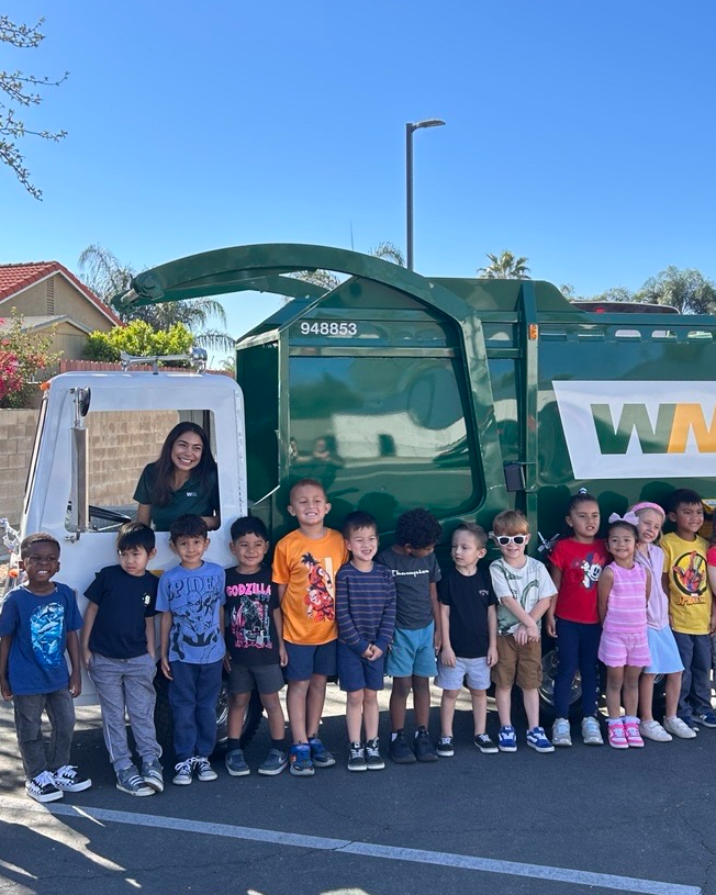 WM_SoCal's tweet image. Ashley’s having a blast with the kids in Menifee! 😊🚛 Lots of smiles thanks to the popular mini-truck, sharing recycling tips, and getting the community PUMPED about recycling. 👏 
#WMSoCal #TouchATruck #Recycling