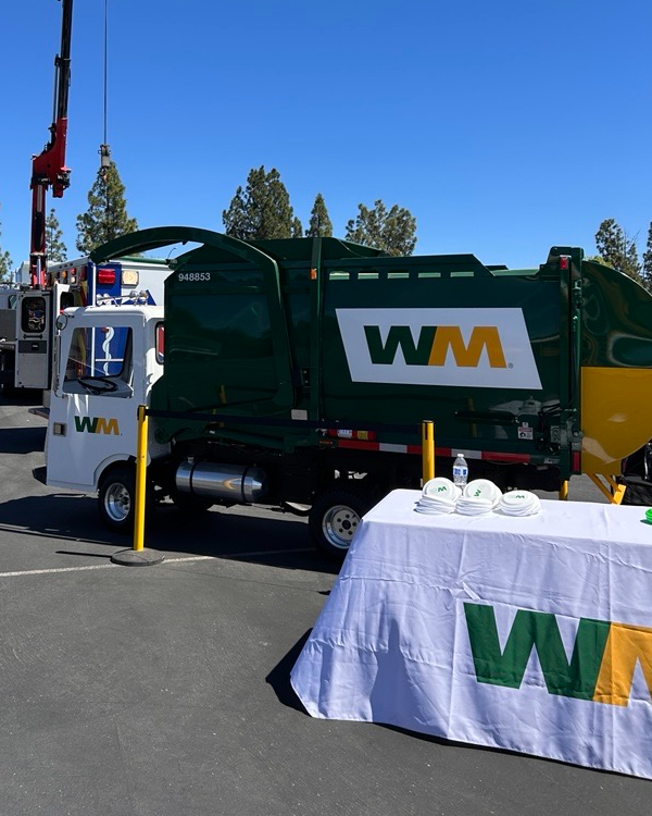 WM_SoCal's tweet image. Ashley’s having a blast with the kids in Menifee! 😊🚛 Lots of smiles thanks to the popular mini-truck, sharing recycling tips, and getting the community PUMPED about recycling. 👏 
#WMSoCal #TouchATruck #Recycling