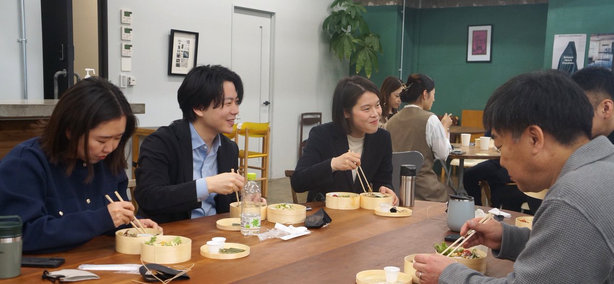 polipoli_inc's tweet photo. 4月より、PoliPoliに9名の新たな仲間が加わりました✨  
省庁・自治体出身のメンバーから新卒まで。組織の平均年齢は30代後半になっています。

事業成長に伴い、まだまだ積極採用中です！  
PoliPoliのミッションや募集ポジションはこちら
https://t.co/2tb6rnpOH4

写真は歓迎ランチの様子です🍙 https://t.co/H6q7AiEGdk