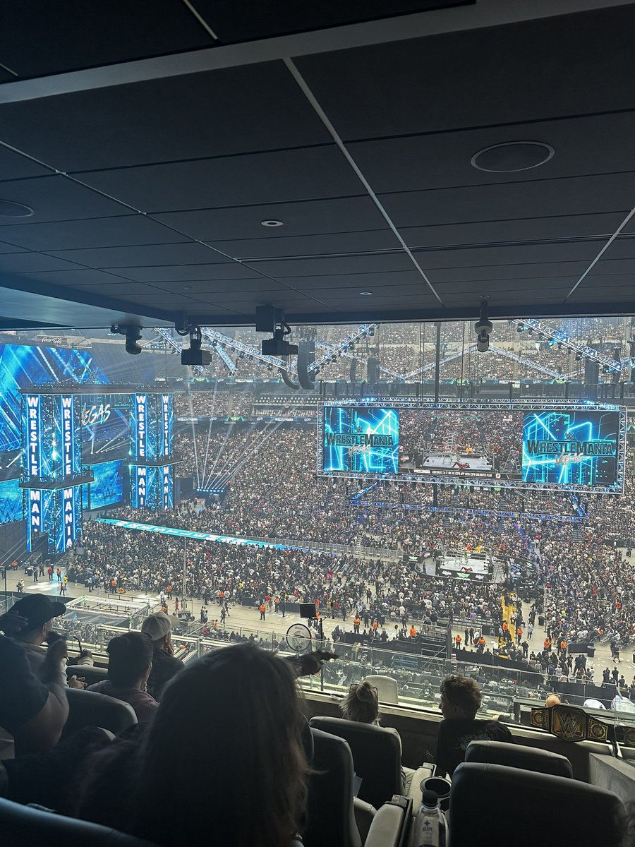 ThatAlienGirl's tweet photo. Ummmmm you’re probably wondering how I ended up in a suite as wrestlmania https://t.co/BGn0P6y2Xb