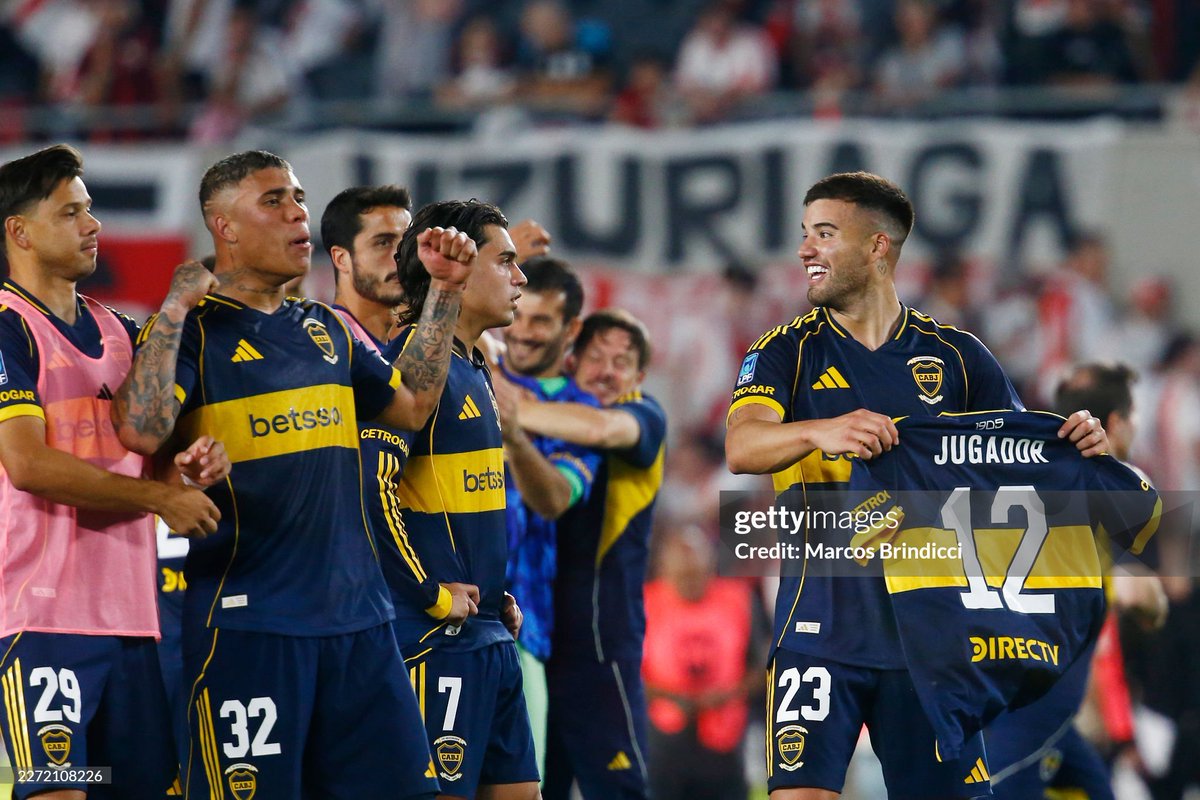 SABÉS QUE TODO VA BIEN CUANDO EL PLANTEL LE DEDICA EL TRIUNFO AL JUGADOR NÚMERO 12.

EL CLUB CON MÁS IDENTIDAD DEL MUNDO.

TODOS UNIDOS.