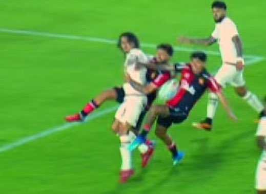 phodens's tweet image. Es el penal mas claro que vi en mis 98 años de vida y lo hicieron ver como si fue una falta de media cancha.