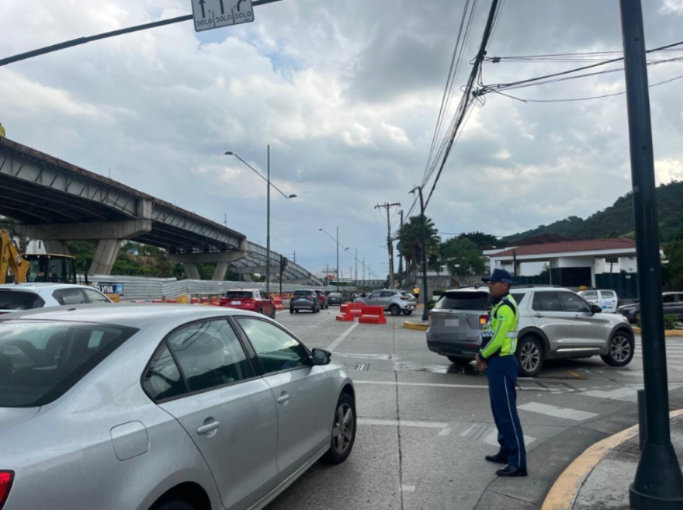 ATM_Transito's tweet image. ✅Finalizan los trabajos por hoy de hormigonado en el paso elevado, en la Av. del Bombero y se levantan los cierres implementados.
 
Personal de la #ATM continúa en el lugar, regulando el tránsito y facilitando la movilidad segura.
 
Conduzca con atención, respete la señalización