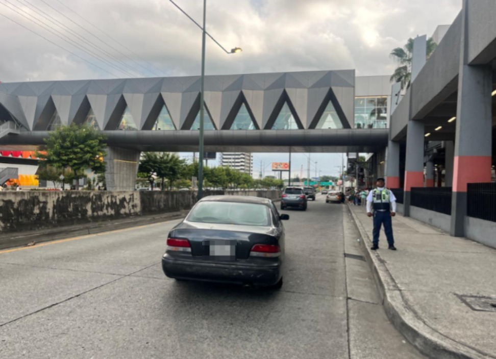 ATM_Transito's tweet image. ✅Finalizan los trabajos por hoy de hormigonado en el paso elevado, en la Av. del Bombero y se levantan los cierres implementados.
 
Personal de la #ATM continúa en el lugar, regulando el tránsito y facilitando la movilidad segura.
 
Conduzca con atención, respete la señalización