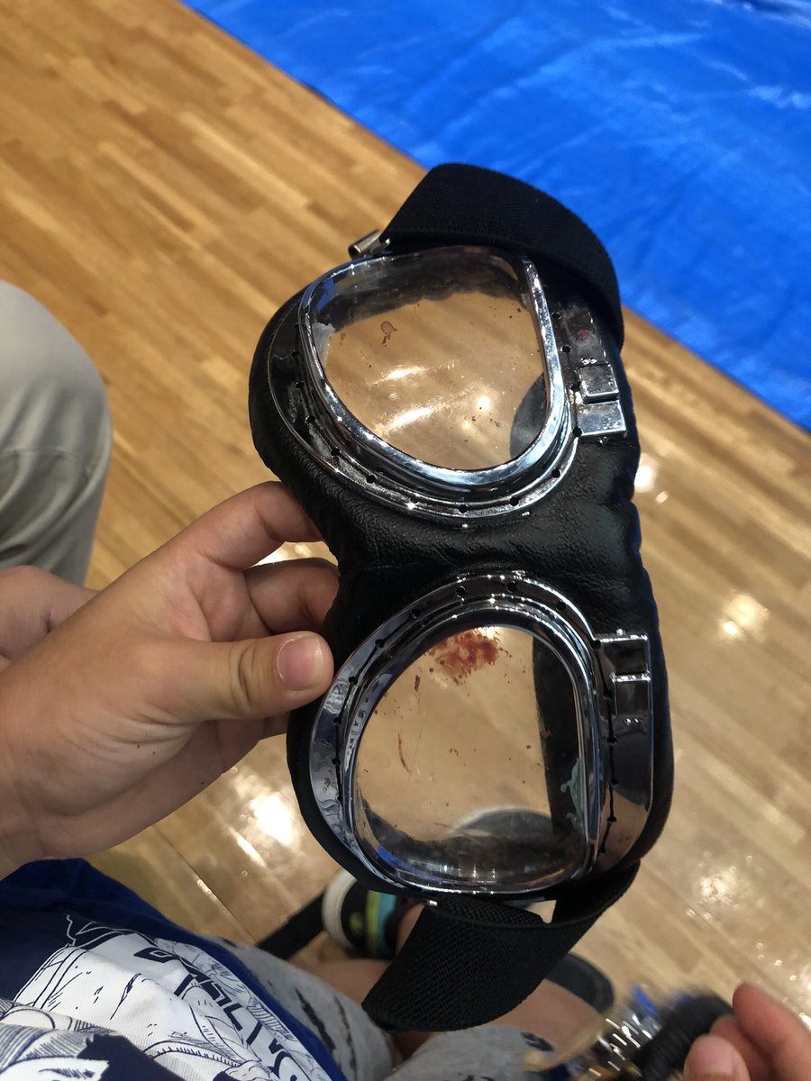 息子が、沖縄大会で葛西純選手から貰ったゴーグル。
その刺激をもって『プロレスラーになりたい』という夢を叶える為に始めたレスリング。

九州制覇したインタビューで『葛西純選手が好き』と言えるまで成長してます。

小学生の人生ヲモ狂ワス。狂猿ノ刺激
#葛西純
<a href="/crazymonkey0909/">葛西純</a>