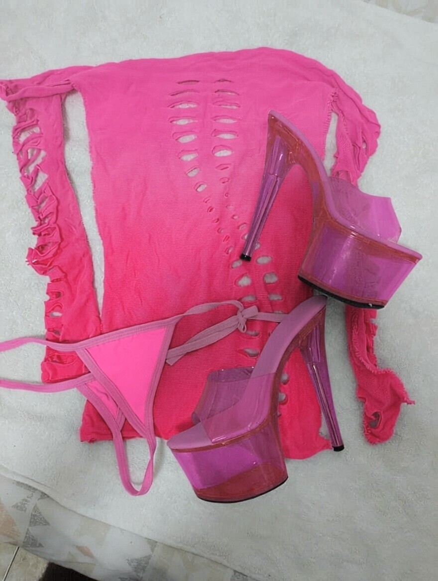 LixxyPink tweet media