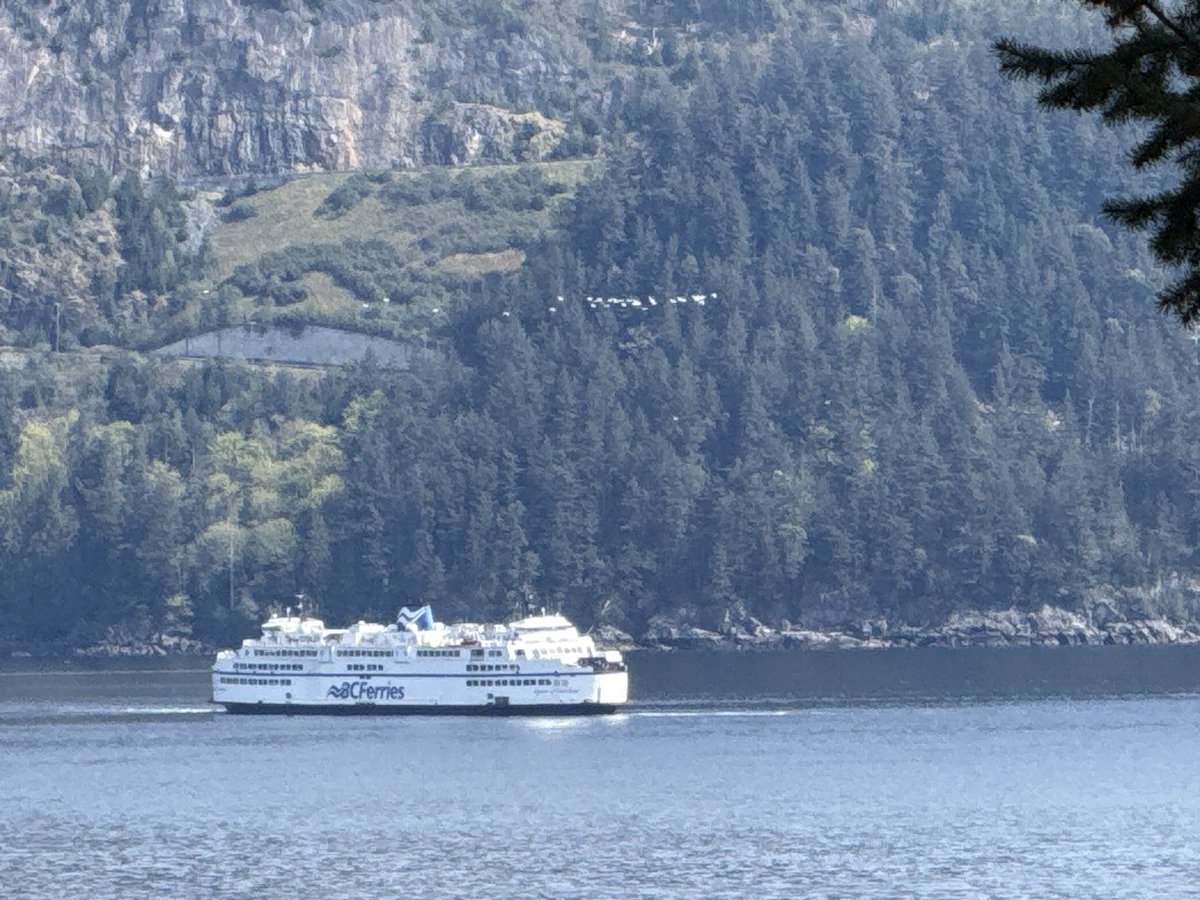 theBreakerNews's tweet image. Breaking: As seen from Bowen Island:
3:09 pm, @BCFerries Queen of Surrey in Horseshoe Bay due to a police incident 
3:19 pm, Queen of Oak Bay also in the mouth of Horseshoe Bay. 
(📸 Jim Mullin) #bcpoli
