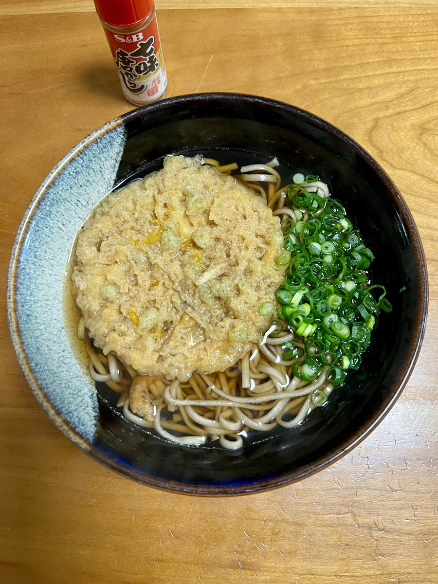 ogt1001's tweet image. 昨夜は宅呑みの〆で 天ぷらそば にしました！

麺：信州ほしの(株) 新・信州田舎そば小諸七兵衛
ツユ：久原醤油 あごだしつゆ＋にんべん つゆの素
具材：みすずコーポレーション 大きな天ぷら

ご馳走様でした😋

#ソバ #蕎麦 #SOBA #乾燥天ぷら #乾麺 #干しそば #宅飲み #星野物産 #久原本家 #misuzu