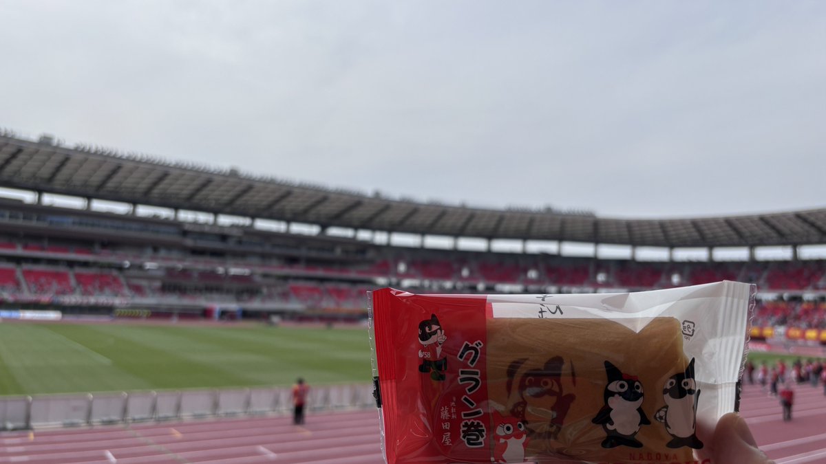 AWAZON1971's tweet photo. 昨日、ついに新しくなった瑞穂へ。
名古屋vs福岡、柿落としにふさわしい熱い空気感でした！
帰ってきたんだな、と実感。
また次のホーム戦も楽しみです！
#grampus #名古屋グランパス #瑞穂柿落とし https://t.co/KPjzgJuoHR