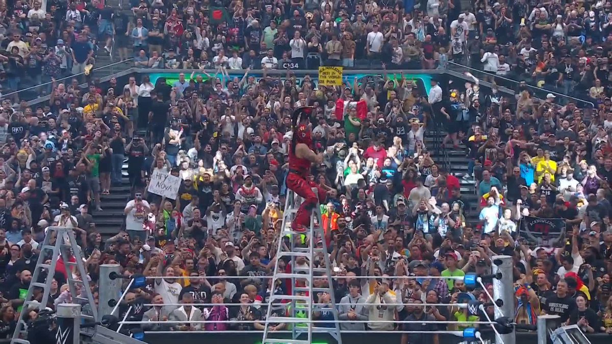 PENTA RETAINS THE IC TITLE!!! 🏆 @PENTAELZEROM

The FIRST HOUR of #WrestleMania is LIVE RIGHT NOW...