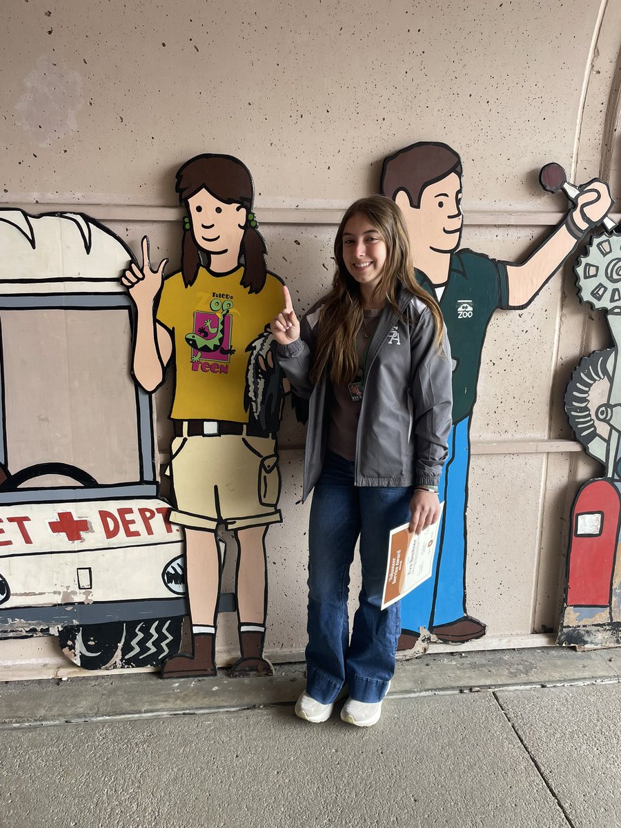 EvaBreitner99's tweet photo. Today I had the honor of receiving my bronze service award from @thetoledozoo for over 100 hours of community service this past year. I’m so thankful this amazing opportunity! I’ve learned so much and met so many new people! https://t.co/Z8SKTAFX1U