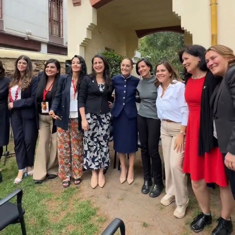 LaHuellaSV's tweet photo. CLÁUDIA ORTIZ ASISTIÓ A CUMBRE PROGRESISTA EN ESPAÑA FINANCIADA POR FUNDACIÓN DE ALEX SOROS Y SURGEN INTERROGANTES SOBRE SU VIAJE

La diputada del partido VAMOS, Claudia Ortiz, se encuentra en el centro del debate público tras confirmarse su participación en la Cumbre Global Progressive Mobilisation, realizada recientemente en Barcelona, España.

La presencia de la legisladora cobró notoriedad luego de que se viralizara una fotografía en la que aparece junto a la presidenta de México, Claudia Sheinbaum, durante el evento que reunió a líderes y representantes de movimientos progresistas a nivel internacional.

De acuerdo con información difundida por fuentes vinculadas al encuentro, la cumbre fue financiada y coorganizada por Alex Soros, a través de la Open Society Foundations. En ese espacio participaron también figuras como el presidente de Colombia, Gustavo Petro, y el presidente de Brasil, Luiz Inácio Lula da Silva, además del presidente del Gobierno de España, Pedro Sánchez, quien tuvo un rol destacado en la clausura.

No obstante, uno de los principales cuestionamientos gira en torno al financiamiento específico del viaje de la diputada salvadoreña. Hasta el momento, no existe información oficial que detalle si su traslado y participación fueron cubiertos directamente por los organizadores del evento, por la fundación vinculada a Soros, o mediante recursos propios.

La ausencia de una aclaración pública por parte de Ortiz ha intensificado el debate en redes sociales, donde distintos sectores demandan transparencia sobre el origen de los fondos utilizados para su participación en este tipo de espacios internacionales.