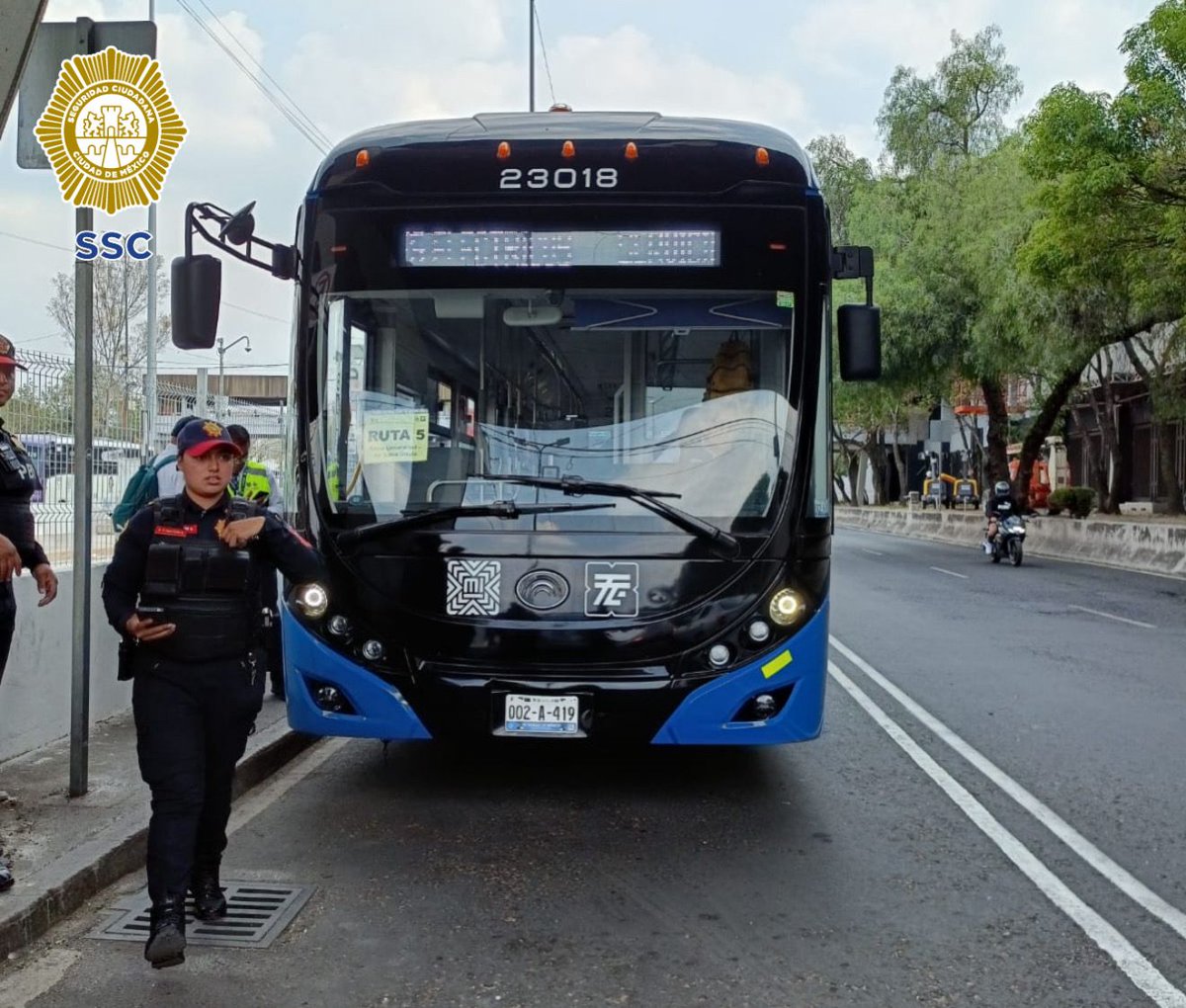 PBI_SSC's tweet image. #EstadioSeguro l Personal de la #PBI de la @SSC_CDMX apoyaron a la ciudadanía que acudió al partido de futbol de "Leyendas de #México 🇲🇽 y Brasil “ 🇧🇷 que se llevó a cabo en el @EstadioBanorte, para el desaforo y que aborden las unidades de transporte público.