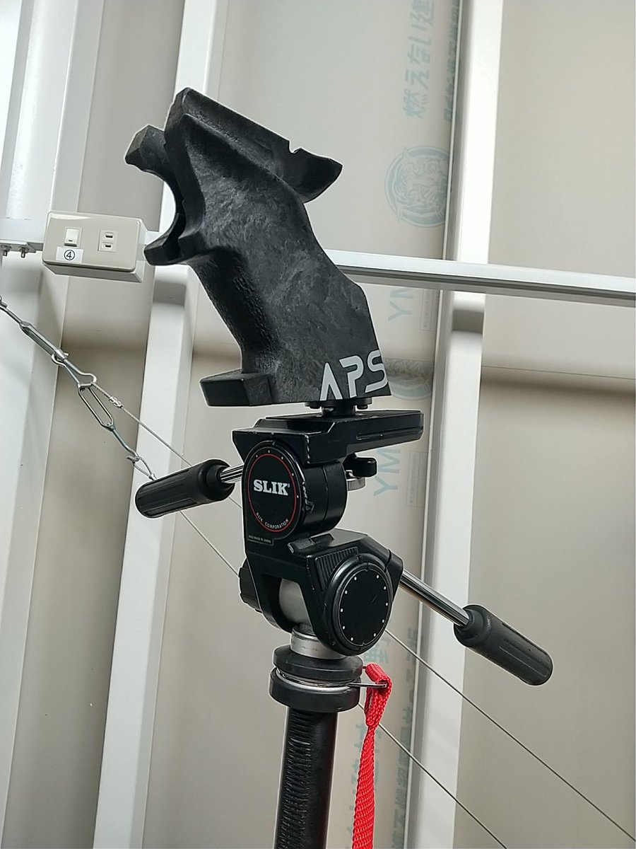 TAKAHIRO_KAWATE's tweet image. APS友達からチューニングの御用命を頂きましたが、ゼロイン用治具がマイグリップ専用仕様の為
ノーマルグリップを流用して汎用バージョンを作成

これなら万力等とは違い、通常状態でゼロイン調整ができるので
銃にも優しく精度も良いかも❓️

#APS
#ゼロイン