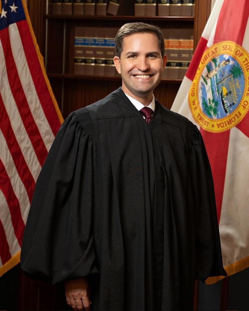 pastvict's tweet image. 🇨🇺🇺🇸 John D. Couriel, hijo de cubanos exiliados (ascendencia española 🇪🇦), será presidente de la Corte Suprema de Florida desde el 1 de julio. Harvard, exfiscal federal y elegido por unanimidad. Los cubanos siguen conquistando las cimas del poder en EE.UU. 🔝
#Miami #España #Cuba