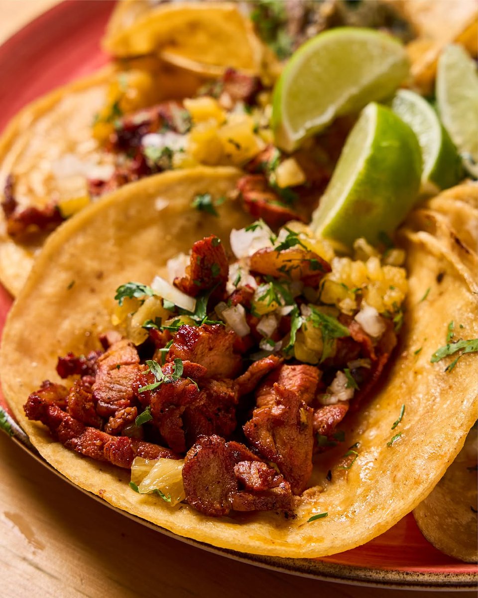 Tacos al pastor con su piñita, su cilantro y ese sabor que no falla 🌮 ✨
Hoy es el día perfecto 💯 
Vení corriendo o Pedinos
📍Sebastián Gaboto y Alejandro Ravizza (Lambaré)
📱0986-829142
🗺️🔎Google Maps: *Taquero Muxo*
🇲🇽🌶️🇲🇽🌶️🇲🇽🌶️🇲🇽🌶️
#ComidaMexicana #taco #Paraguay