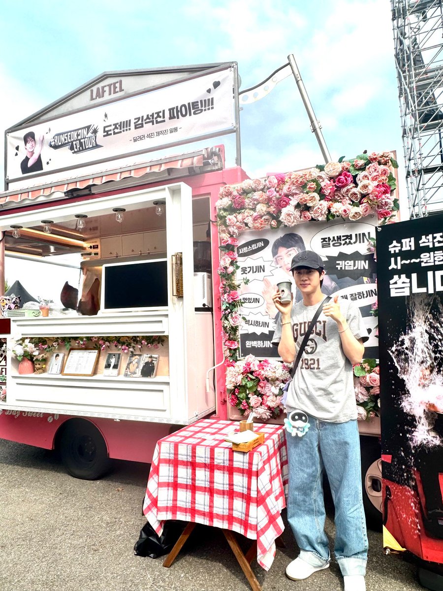 SeokJin_Kary's tweet photo. Do you understand why Jin's tour wasnt precisely the one Hybe loved the most?And why he was left out of credits?

Put yourself in Hybe's shoes:
Jin plans a tour 6 months before everyone else's discharge. Using Hybe's engineering/resources, but under external company's production https://t.co/Okl6PaZLap