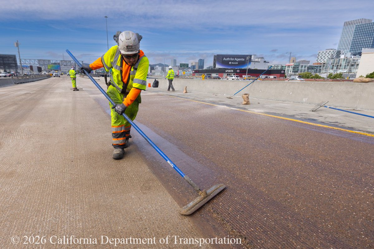 CaltransD4's tweet photo. Great work continues in #SanFrancisco!

#TRAFFICALERT: Full weekend closure of the EB I-80 freeway continues on Sunday for striping and paving work.

📍17th to 4th streets
📅until Monday, April 20 at 6am

The SB and NB US-101 Bayshore Freeway connector ramps will also be closed. https://t.co/3gW28OPjhy