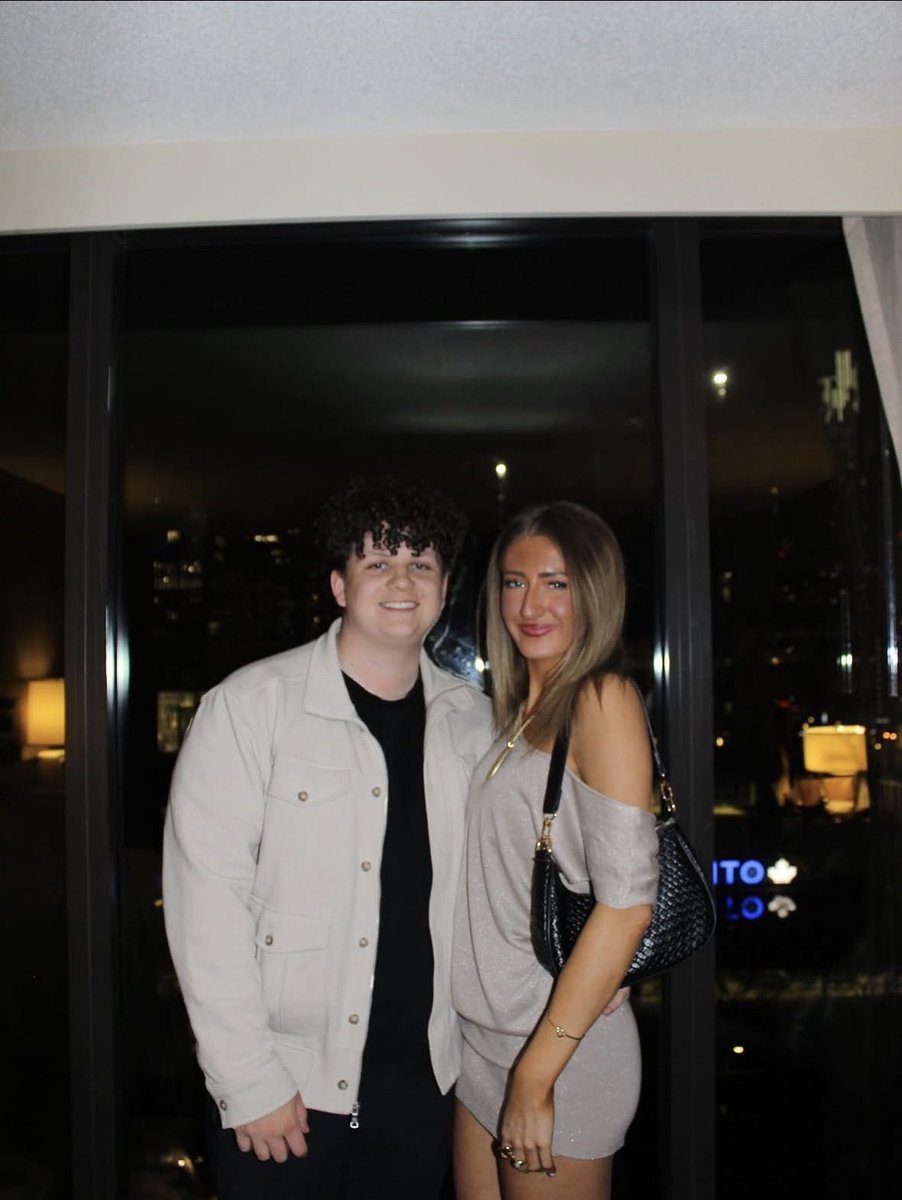 CharlesCantlay's tweet image. Siblings or dating? #B1G