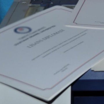 Gazeteci Emrullah Erdinç: (Sahte diploma çetesi hk.)

"Olay, diploma sahtekarlığından çok daha büyük.

İcra müdürlerinin ve Narkotik Suçlar Daire Başkanlığı başkomiserinin e-imzaları bile kullanılmış.

Çete 2010 yılından beri faaliyette. Profesörlerin diplomaları araştırılmalı."