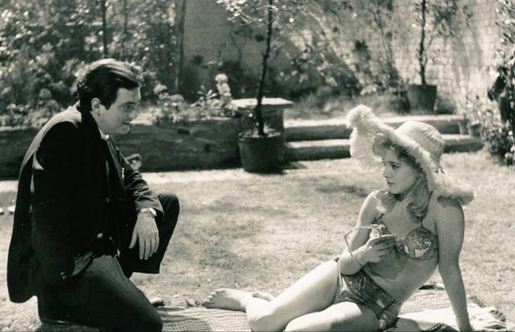 clairemstarling's tweet image. These two are my favs Lolita (1962) and Eyes Wide Shut (1999) #90s #60s