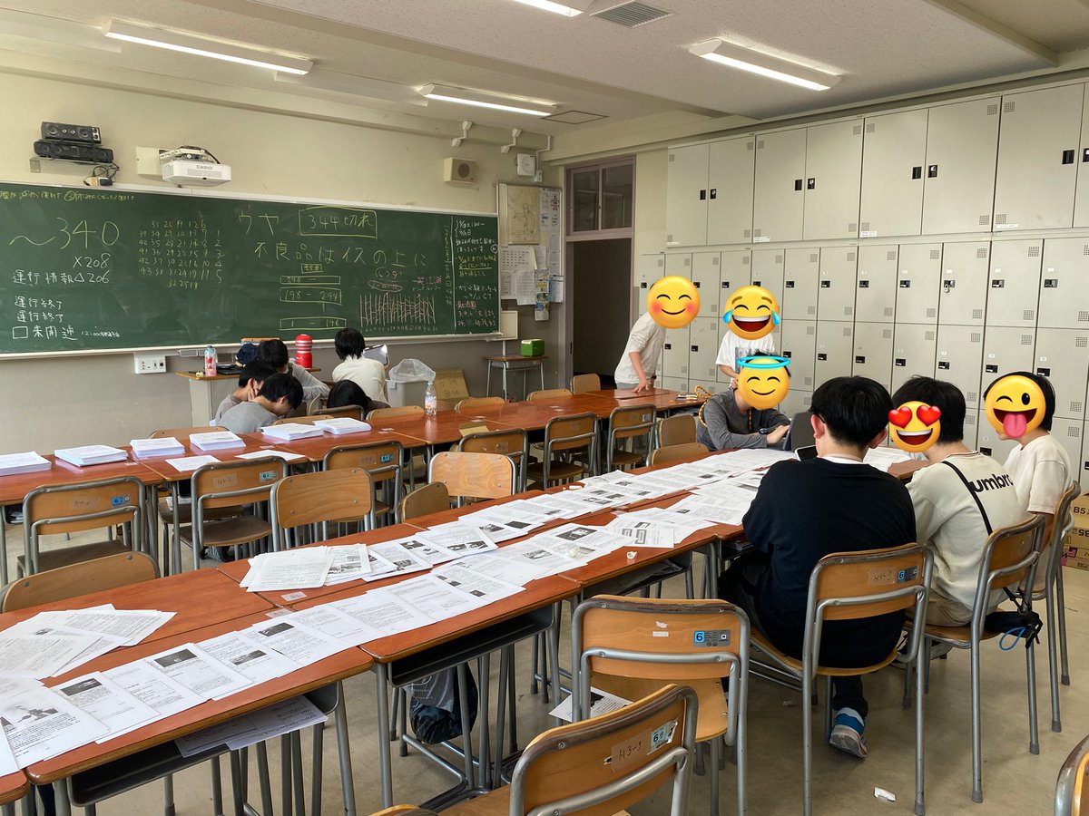 一昨日と昨日で文化祭で販売する部誌の製本作業を行いました。トラブルが多発してしまった影響で、終わらないという前代未聞の結果となってしまいましたが、今週の放課後に毎日作業してなんとか終わらせます。下の写真はトラブルが発生してしまって仕事がなくなってしまった後輩たちを写したものです。