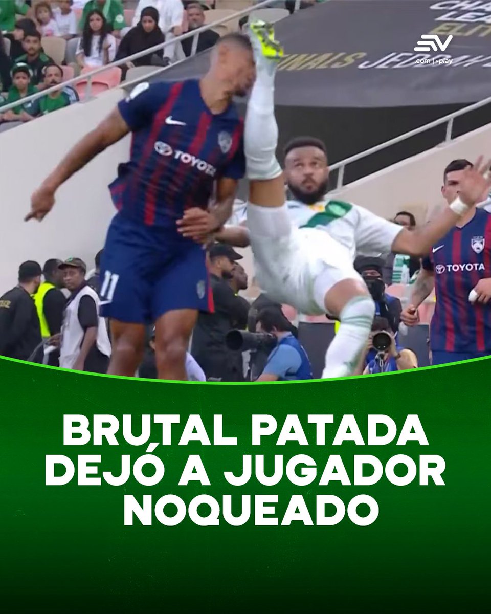 EcEstadio's tweet image. ⚽ #EcuavisaSports | Una violenta jugada en la Champions League de #Asia dejó a un futbolista noqueado y desató momentos de tensión, luego de que Ali Majrashi impactara en el rostro a Jairo con una chilena, obligando a su salida en camilla. 📲 bit.ly/3OAgbqb