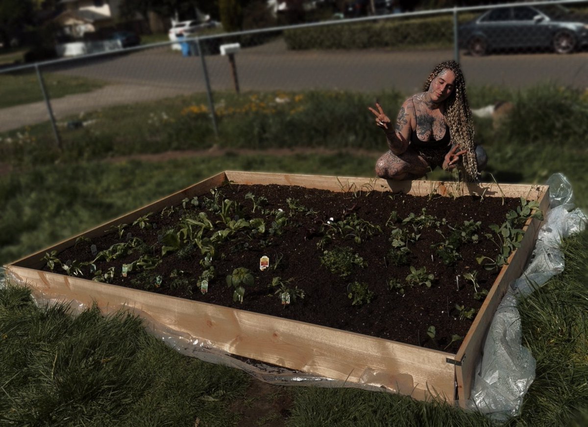 My daughters and me built a garden bed today 🥹