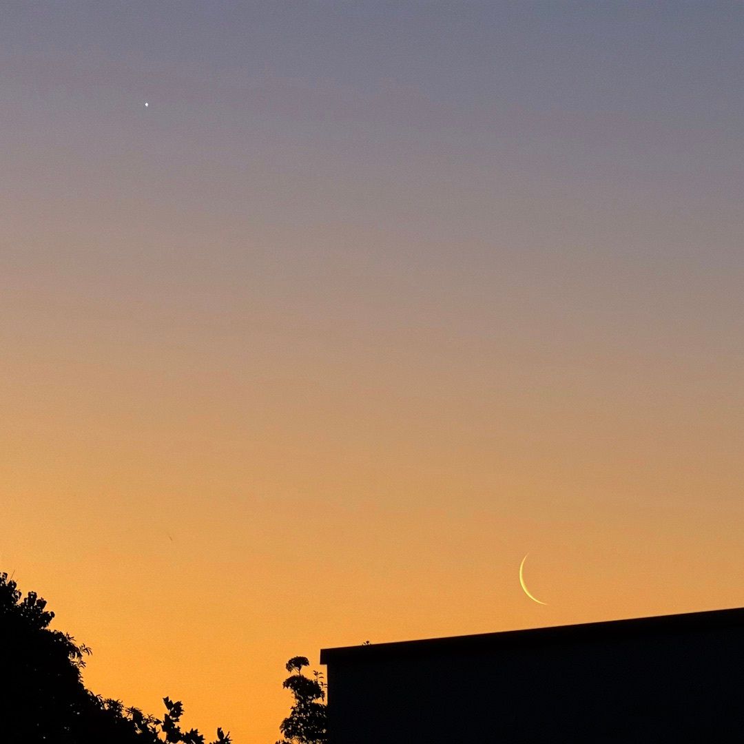 skymaps's tweet image. 🌟🌙 Venus and the 2.1 day old crescent Moon (5.1% illuminated) low in the evening sky as seen from southern Australia on Sunday 19 April 2026.
#Stargazing #crescentmoon
